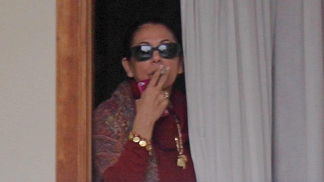 Isabel Pantoja estrena nieto fumando en la clínica de Sevilla