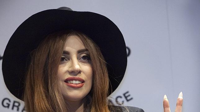 Lady Gaga juega al fútbol y canta con niños en una favela de Río de Janeiro