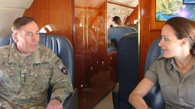 El FBI investiga a la biógrafa y amante del ex jefe de la CIA