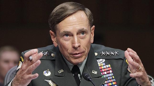 Agentes del FBI registran la casa de la amante de Petraeus