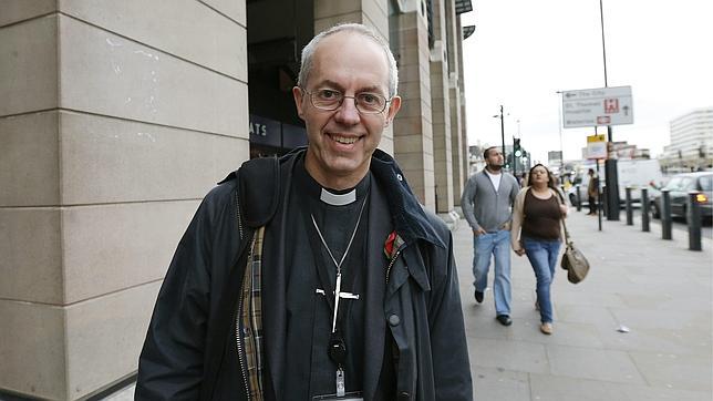 La Iglesia anglicana estudia aprobar la ordenación de mujeres obispo