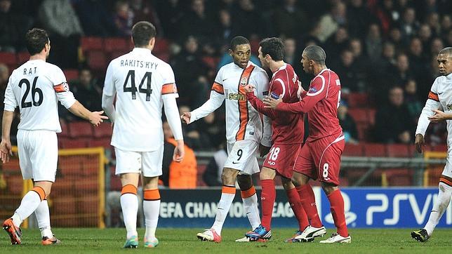 La UEFA abre expediente a Luiz Adriano por su comportamiento antideportivo