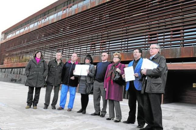 Entregan firmas para que se queden los médicos en Villatobas y Villarrubia