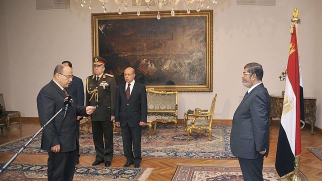 Mursi capitaliza el papel de negociador jugado en Gaza para ampliar su poder