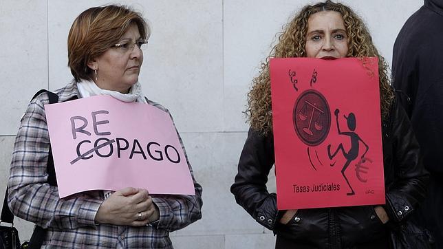 Asociaciones de mujeres rechazan la ley de tasas al considerar que perjudica a las maltratadas