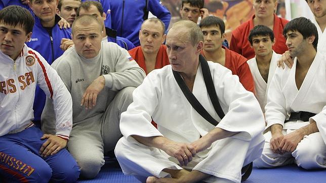 Putin se lesiona la columna en un combate de judo