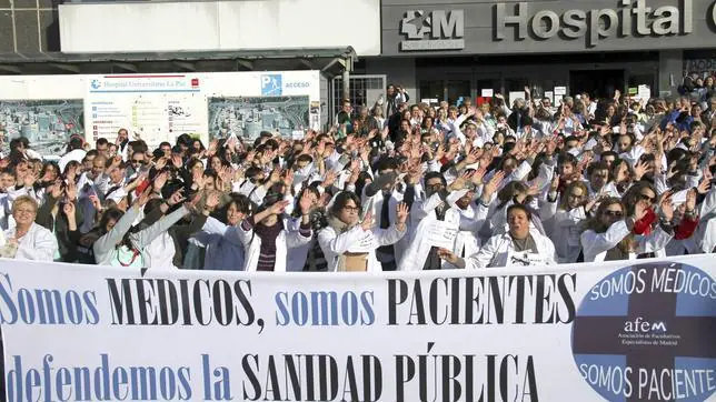 Entregan 900.000 firmas contra la reforma de la Sanidad en Madrid