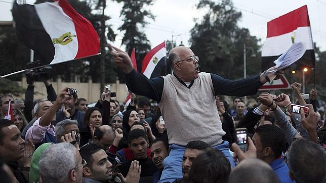 La protesta contra Mursi obliga al mandatario egipcio a dejar el palacio presidencial