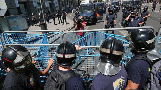 Siete de cada diez españoles se declaran insatisfechos con la marcha de la democracia