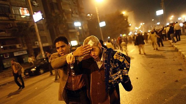 La división de los egipcios deriva en una batalla ante Palacio Presidencial
