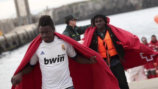 Rescatan 49 inmigrantes en seis lanchas hinchables en aguas del Estrecho