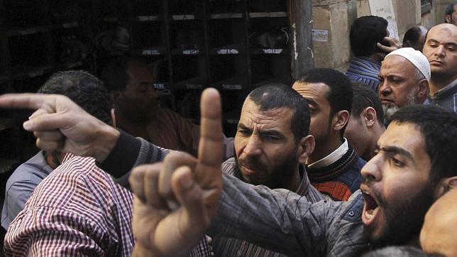 Cientos de manifestantes egipcios logran superar las barricadas y marchan hacia el Palacio Presidencial
