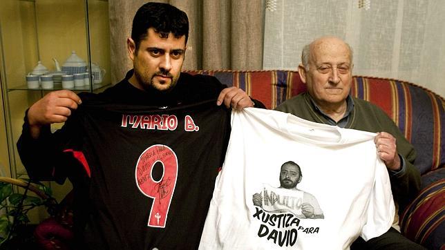 Ojos vendados para pedir el indulto del extoxicómano de Vigo David Reboredo