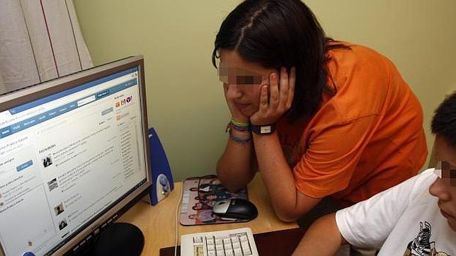 ¿De qué hablan padres e hijos en Facebook?