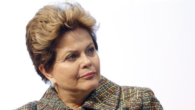 Rousseff anuncia la construcción de 800 aeropuertos