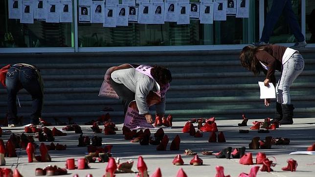 Narcos mexicanos lanzan latas con marihuana a EE.UU. con un cañón neumático