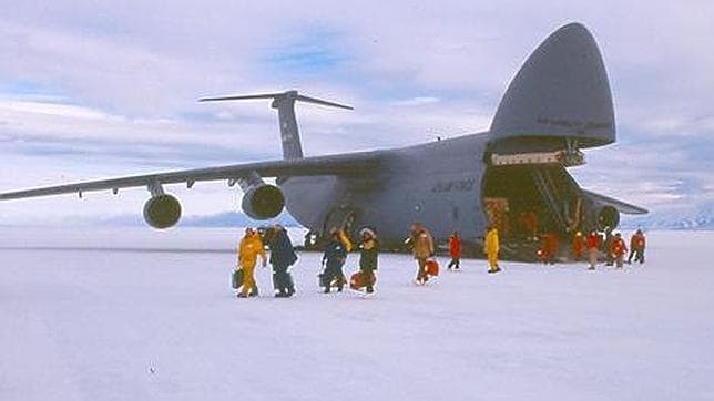 Aterrizaje en la península antártica