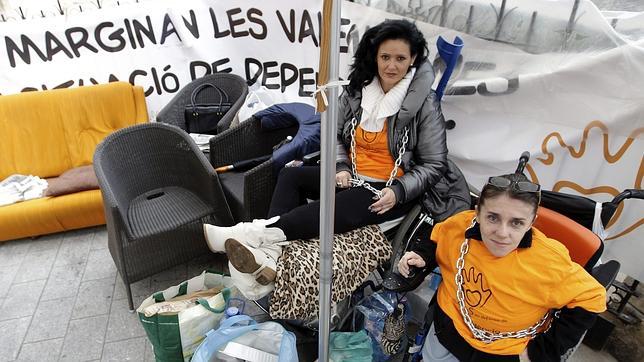 Una dependiente deja su protesta tras 55 horas encadenada frente al Palau