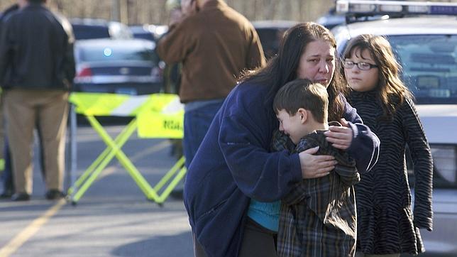 Una niña de seis años sobrevivió al tiroteo de Newtown haciéndose la muerta en el suelo