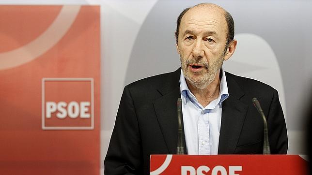 Rubalcaba responde a Rajoy: «La gente no acepta sacrificios que siempre recaen en los mismos»