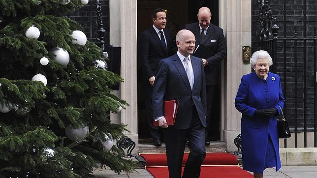 La Reina Isabel II asiste por primera vez a un Consejo de Ministros