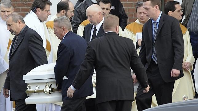 Newtown entierra a más víctimas mientras sigue preguntándose «¿Por qué?»