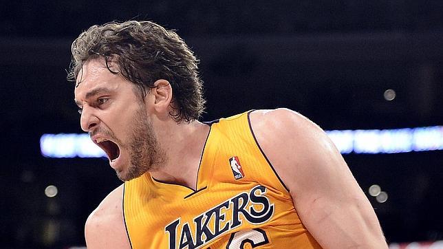 Triunfo de los Lakers en la vuelta de Gasol