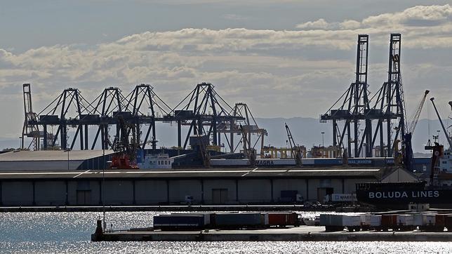El puerto de Valencia bate el récord del tráfico de contenedores en España