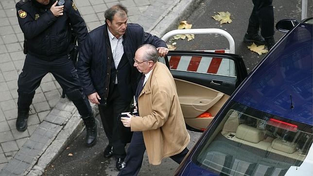 Afectados por preferentes increpan a Rodrigo Rato a su llegada a la Audiencia Nacional