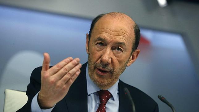 Rubalcaba critica las privatizaciones; Griñán las aplica