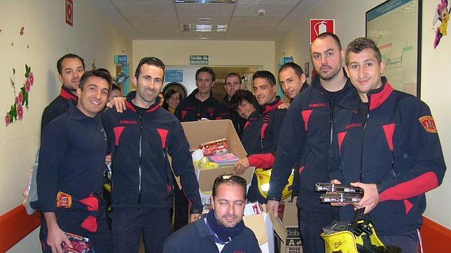 Los bomberos del Consorcio visitan a los niños ingresados en el Virgen de la Salud