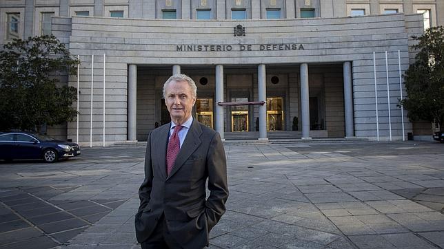 Morenés: Los militares cumplen «calladamente» su deber «sin atender a absurdas provocaciones»