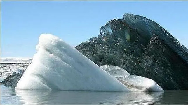 La foto de un iceberg negro revoluciona la Red