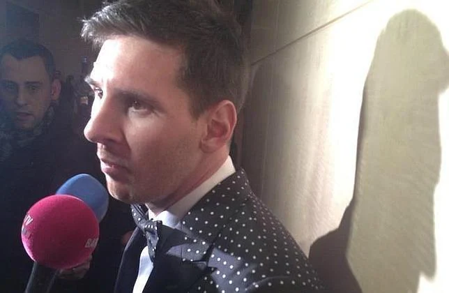 Messi sorprende en la gala del Balón de Oro con un esmoquin de lunares