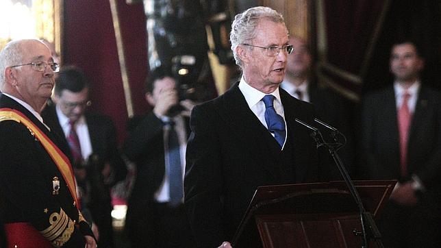 Morenés responde las críticas de nacionalistas defendiendo la «actitud sensata» de las Fuerzas Armadas