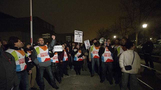 Cientos de trabajadores de Telemadrid «ocupan» su sede para llevar a cabo un encierro indefinido