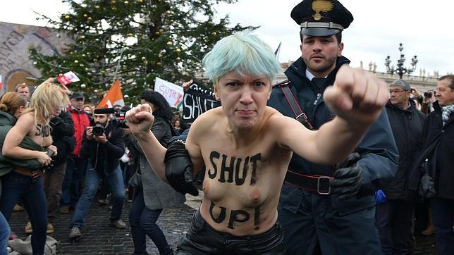 Las activistas de Femen se desnudan durante el ángelus del Papa