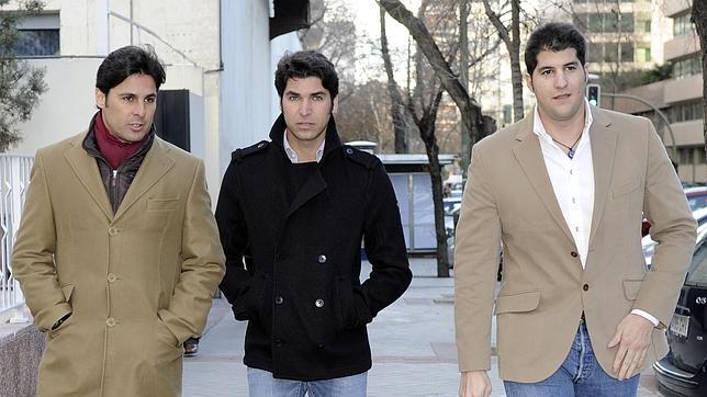 Franciso Rivera y Cayetana Martínez de Irujo acuden al juzgado con sus familiares