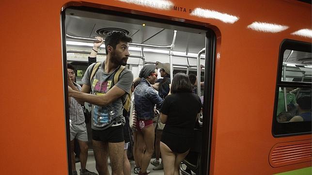 Viajeros de metro de todo el mundo se quitan los pantalones
