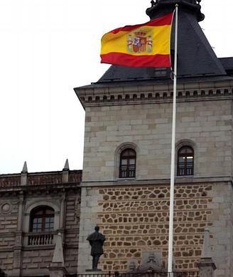 «Disculpe, ¿sabe usted quién es el de esa estatuta?