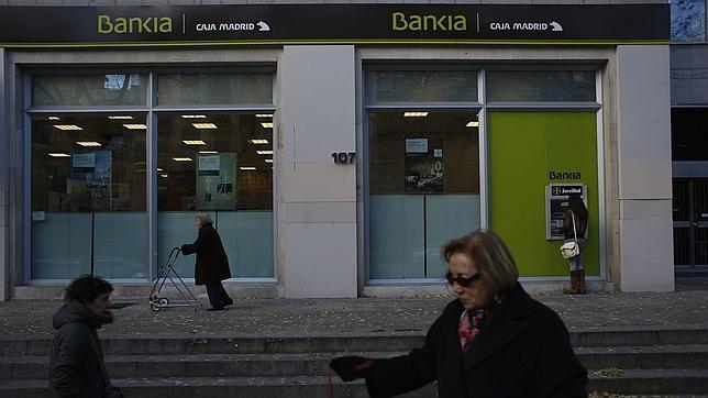 Bankia plantea a sus empleados una rebaja indefinida de sueldo del 50%