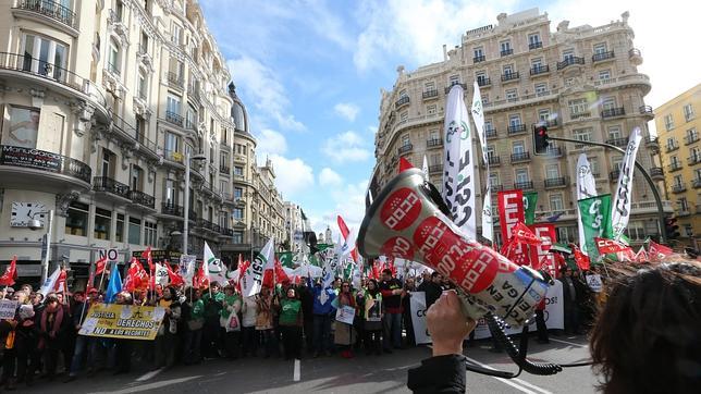 Los sindicatos reúnen a centenares de manifestantes contra las tasas judiciales