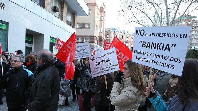 El despido masivo aterriza en la banca española