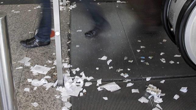 Sigue acumulándose la basura en las terminales de Barajas por la huelga de la limpieza