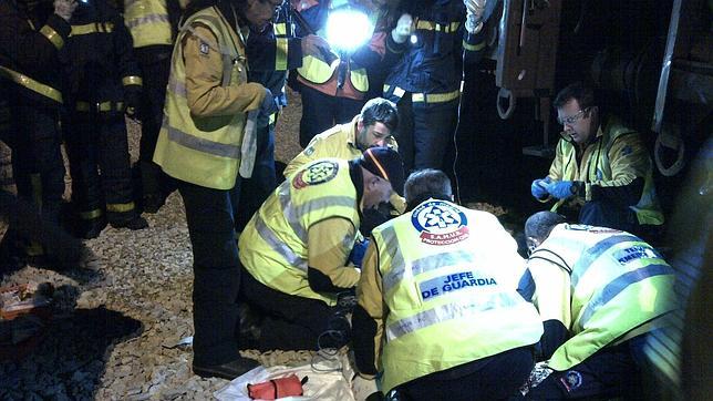Sufre una descarga de una catenaria cuando se hacía fotos sobre un tren