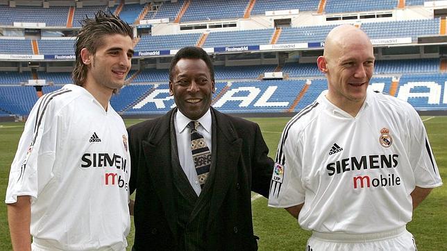 Gravesen, junto a Portillo y Pelé durante su presentación en el Bernabéu