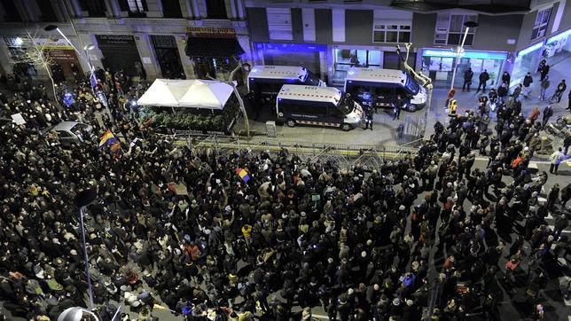 Marcha de acoso contra la sede del PP en Barcelona