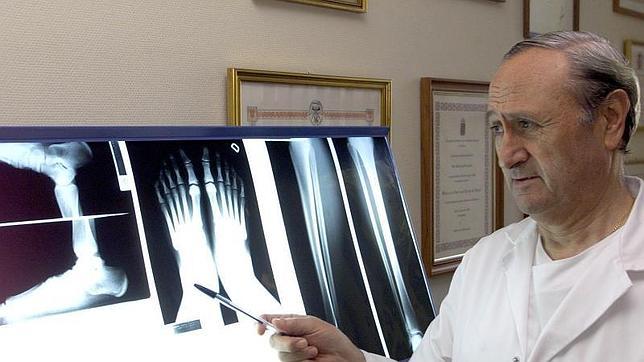 El médico Pedro Guillén García, premio Mapfre «a toda una vida profesional»