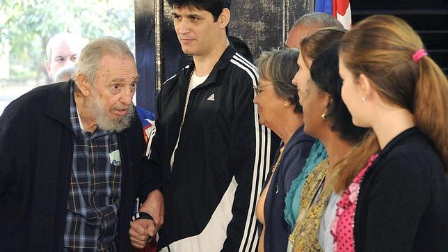Fidel Castro acude a votar a colegio de La Habana por primera vez desde 2006