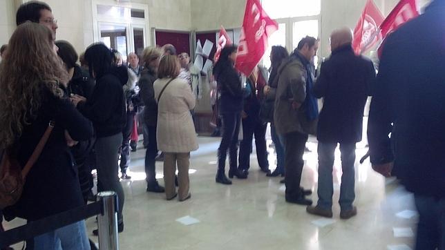 Un piquete toma el Rectorado de la Complutense al grito de «huelga, huelga»